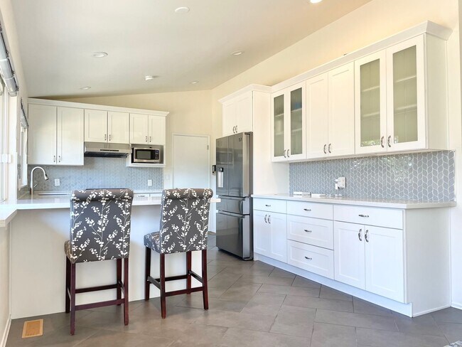 Foto del edificio - Beautifully Remodeled 5 Bed 2.75 Bath Home in Eastgate