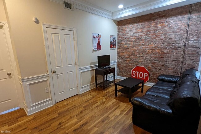 Building Photo - 5 br, 3 bath Triplex - 2312 N BROAD ST Unit 3