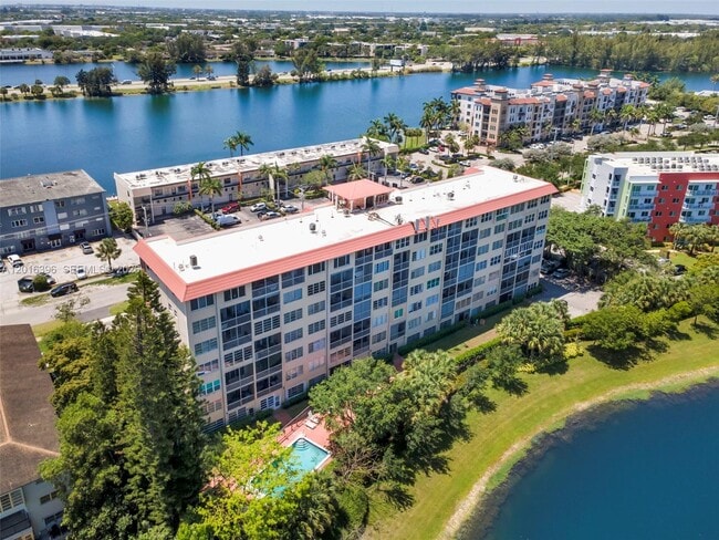 Foto del edificio - 1101 Crystal Lake Dr