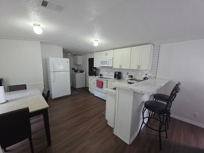 Foto del edificio - 2160 Milrose Dr