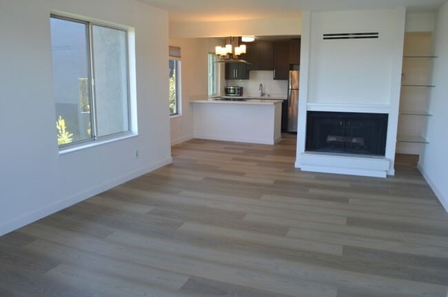 Building Photo - Beautifully Updated Condo with Bay View an...