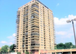 Building Photo - 1203 River Rd