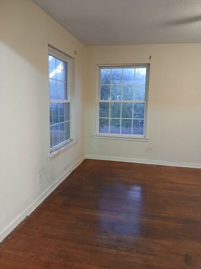 Building Photo - Avon 3015-3017