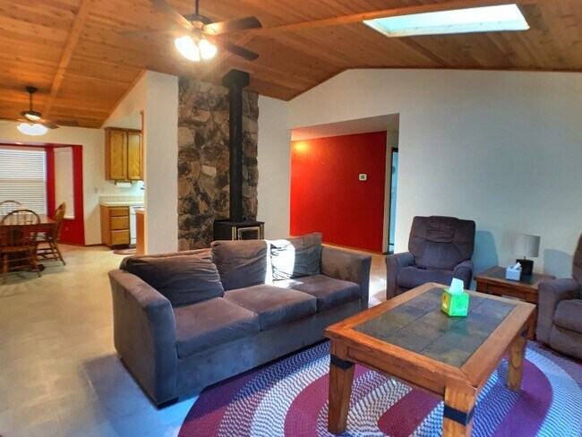 Foto del edificio - Pride of ownership in this 3/2 near the lake!