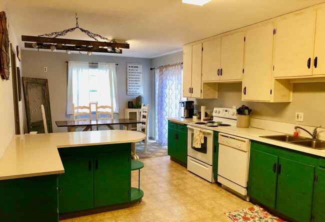 Building Photo - Delightful Sherwood Home!