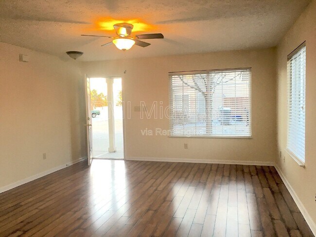 Foto del edificio - 736 Pine Lake Dr