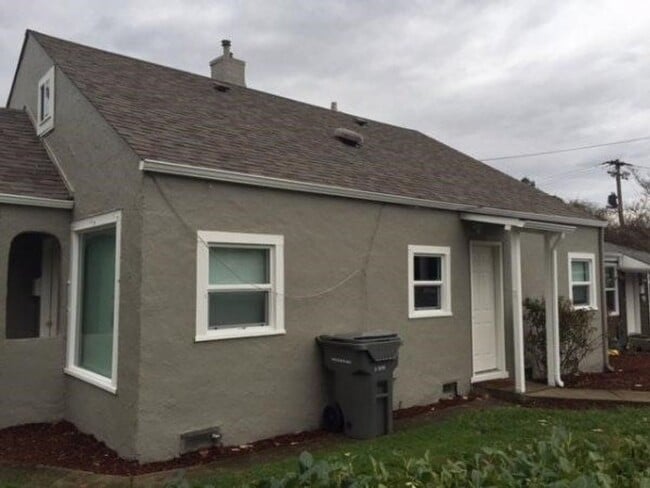 Building Photo - 203-207 NW 21st St.