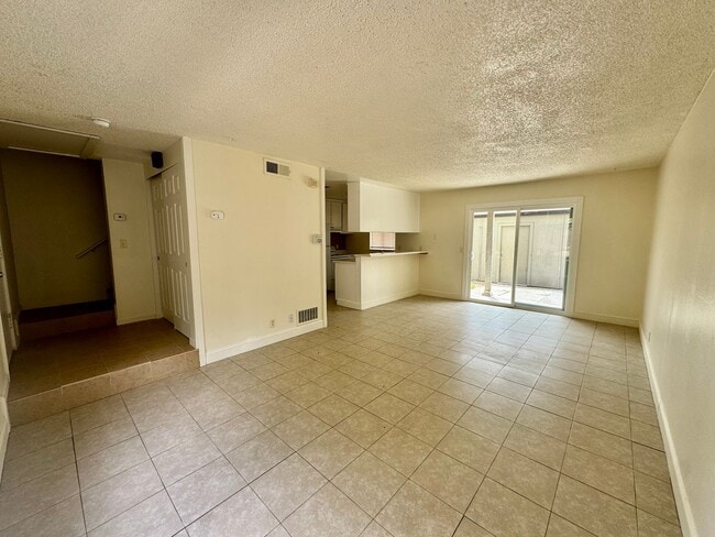 Building Photo - Super Cute 3 Bed 1.5 Bath Townhouse with 2...