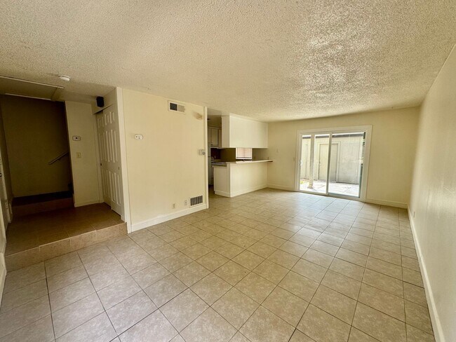 Foto del edificio - Super Cute 3 Bed 1.5 Bath Townhouse with 2...