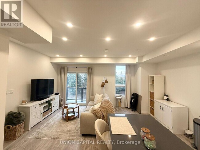 Building Photo - 24 Lytham Grn Cir