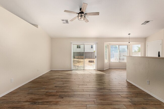 Building Photo - 3 Bedroom / 2 Bath Farmhouse Charmer in Sa...