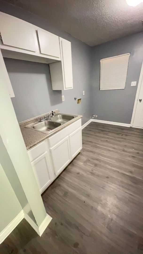 Foto del edificio - Beautifully update 5 bedroom 2 bath home - Open To Section 8