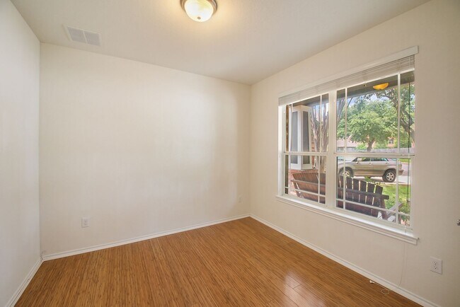 Foto del edificio - Charming Home Awaits: Spacious & Modern Li...