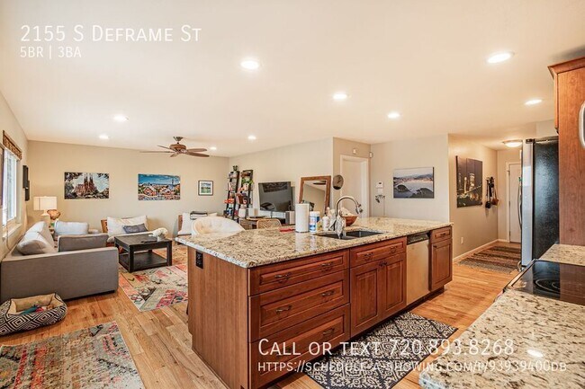 Foto del edificio - Inviting 5BD 3BA Home with Gardening Space!