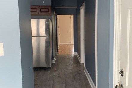 Pasillo a la entrada principal - 3705 W Montrose Ave