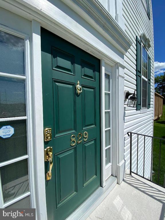 Building Photo - 829 W Boxborough Dr