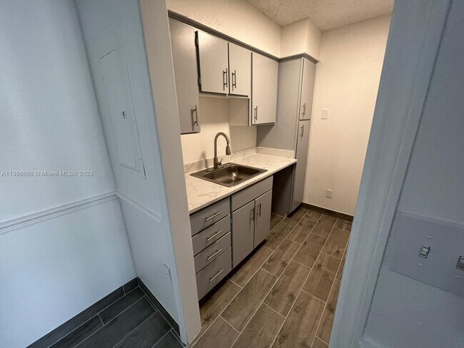 Foto del edificio - 325 WYMORE Rd
