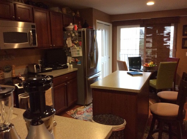 Building Photo - Beautiful Townhouse in Novi