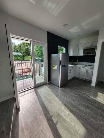 PRIVATE UNIT - BALCONY - 4431 Gainsborough Ave