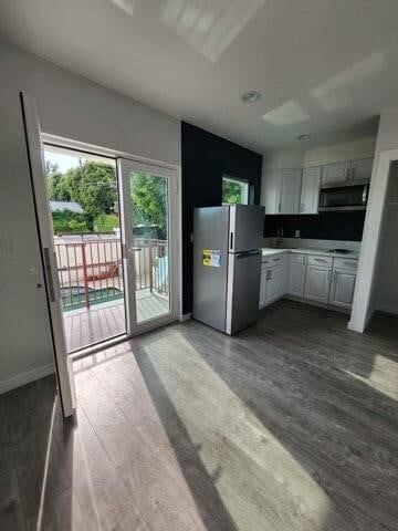 PRIVATE UNIT - BALCONY - 4431 Gainsborough Ave