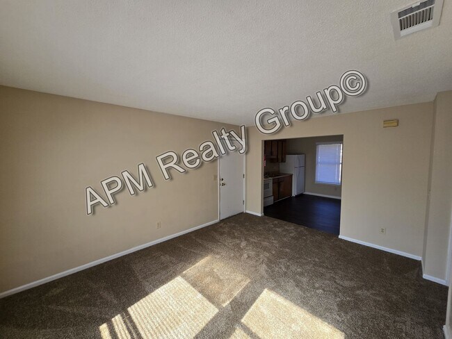 Foto del edificio - Upstairs two-bedroom apartment. 50% off first month's rent!