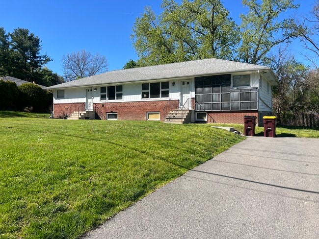 Building Photo - 1615 Maple Hill Rd