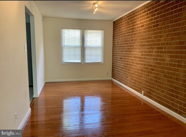 Foto del edificio - 6038 Westchester Park Dr