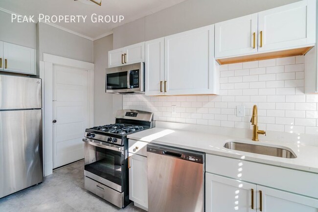 Building Photo - AVAILABLE NOW! Newly Renovated 2 Bedroom T...