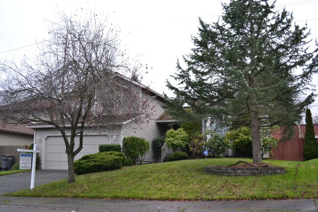 Foto del edificio - Federal Way tri-level rental home - 3 bedroom plus den, 3 bathrooms, 2 car garage!  Ready for lea...