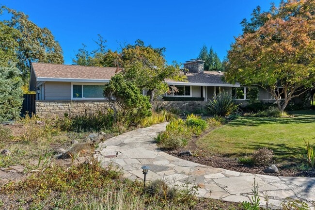 Building Photo - 4 bed/ 3 bath Single-Family Home in Silver...