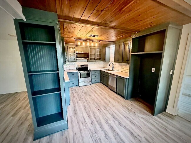 Building Photo - 102 Channel Ln