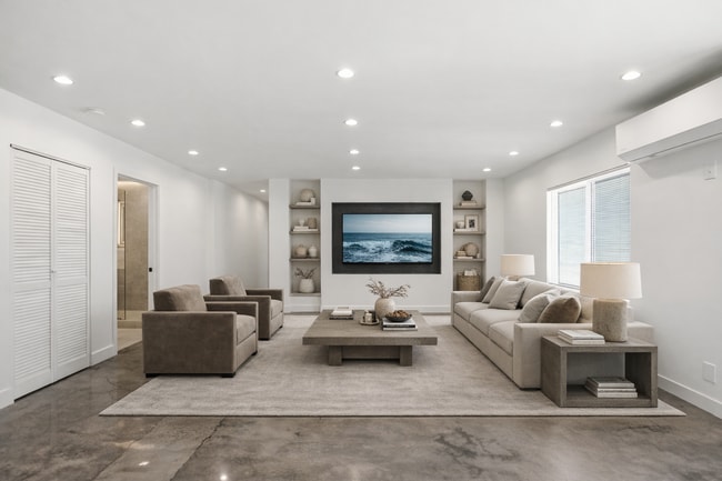 Building Photo - 7314 Fallbrook Ave