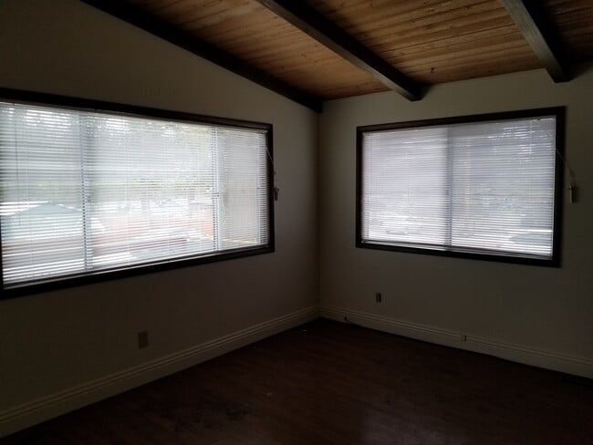 Building Photo - Large 2 Bedroom!