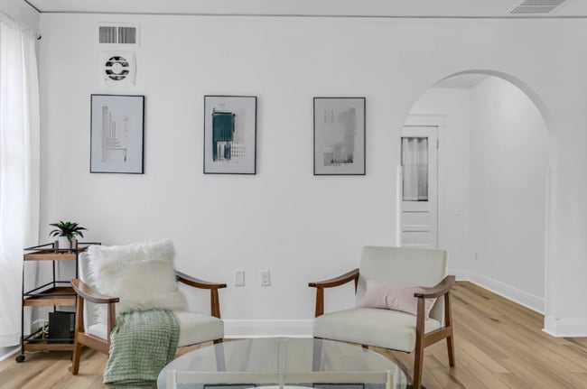 Building Photo - Furnished 2-Bedroom Corner Lot Home in Old Seminole Heights!