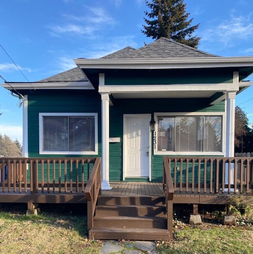 Foto principal - Charming Central Tacoma Home- Pet Friendly!