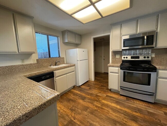 Foto del edificio - Spacious & Bright 3-Bedroom, 2 and 1/2 Bat...