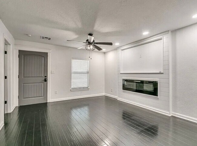 Foto del edificio - Fully Remolded 2bed/2bath with a Versatile...