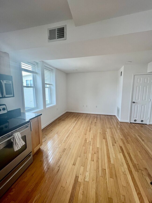 Foto del edificio - Charming 1-Bedroom in Eckington, DC – Prim...