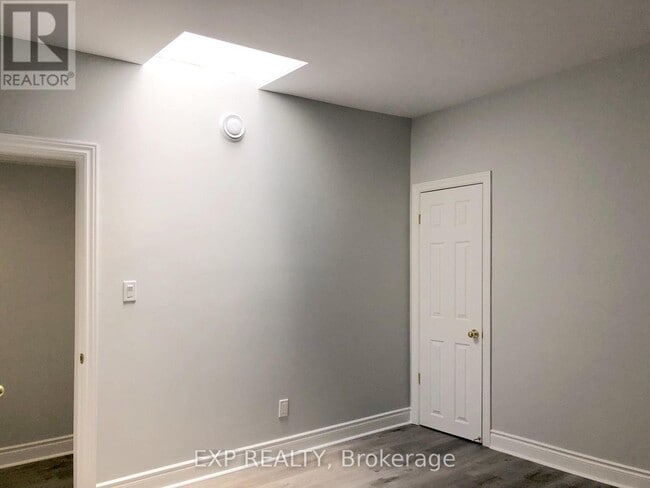 Photo du bâtiment - 2798 Dundas St W