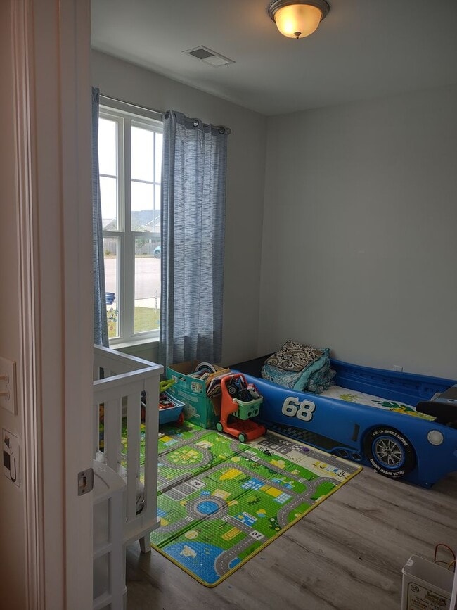 Building Photo - Lovely Three Bedroom Home Offering Conveni...