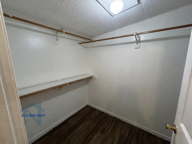 Building Photo - 605 W Taylor St