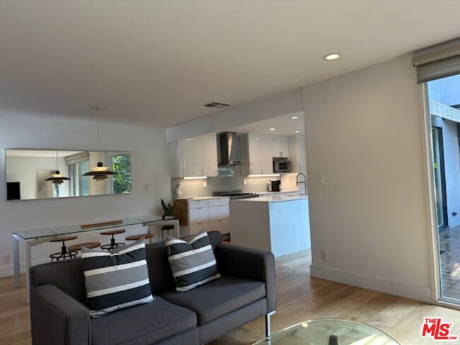 Building Photo - 4170 Del Mar Ave