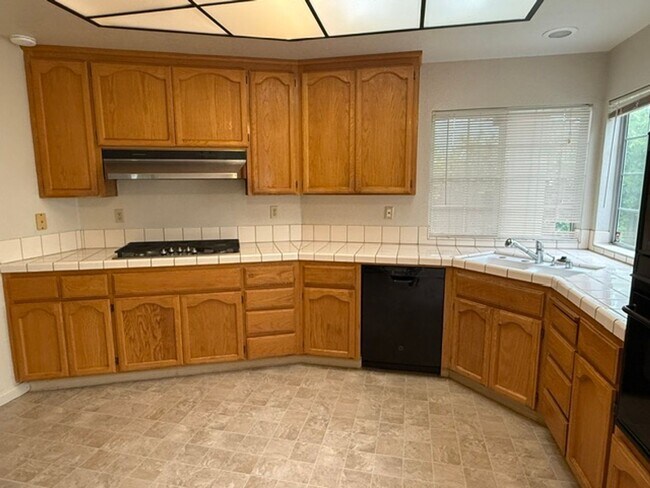 Foto del edificio - Spacious 3 Bedroom 2.5 Bath Two Story Home in Desirable Almaden Neighborhood