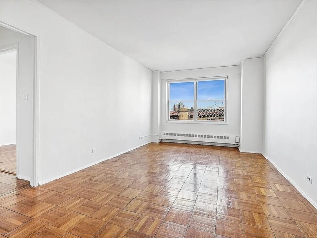 Building Photo - 570 Grand St