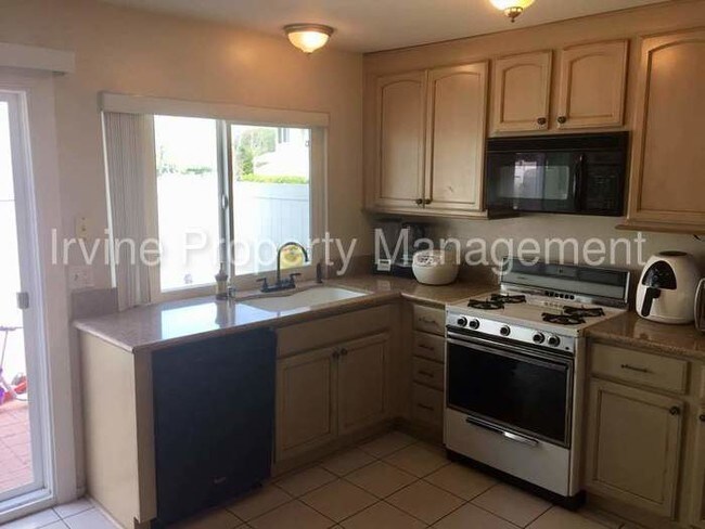 Building Photo - All one level 2 bedroom condo in Woodbridge