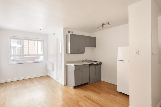 Building Photo - 25 Av des Pins O