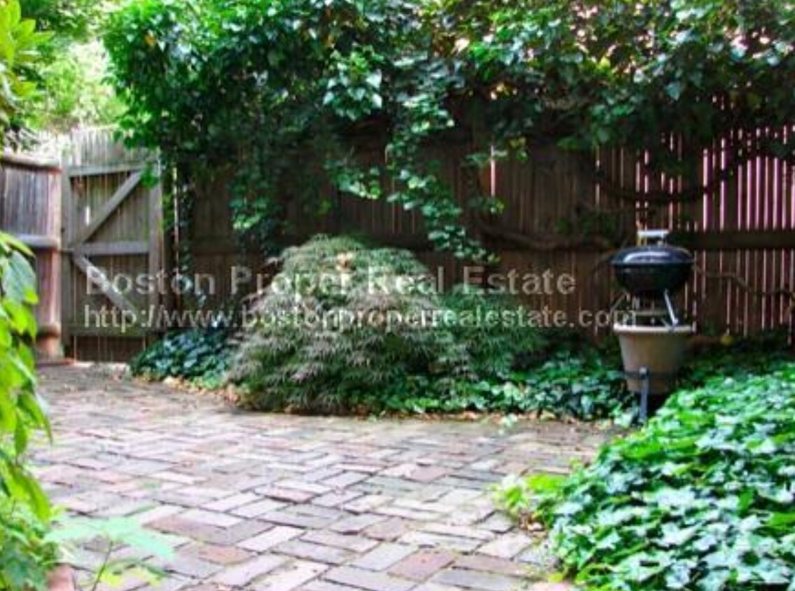 Primary Photo - 114 Saint Botolph St