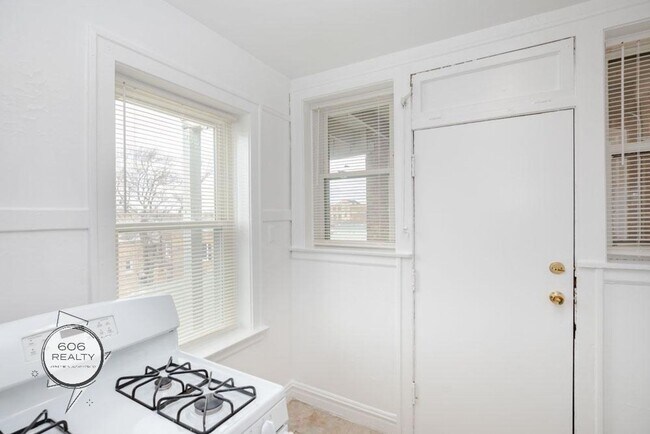 Building Photo - Bright and Sunny Cicero apartments!