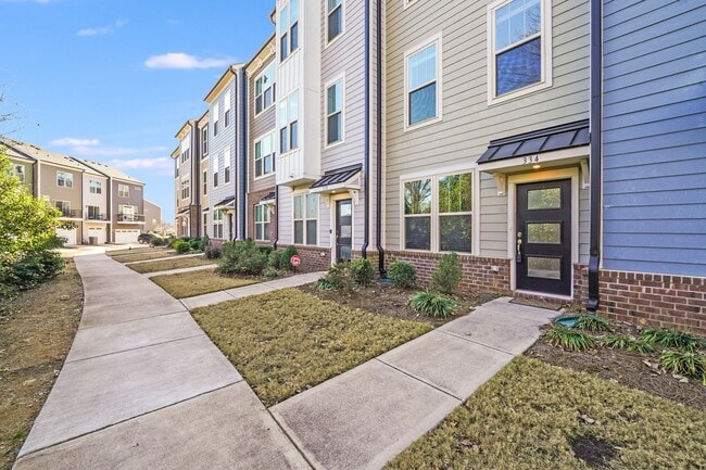 Building Photo - 2BR Townhome w/ 2 En-Suite Baths + Garage in 28208