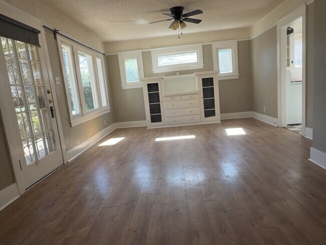 Foto del edificio - "Charming Riverside Retreat: Cozy 2-Bedroom Home with Modern Comforts!"